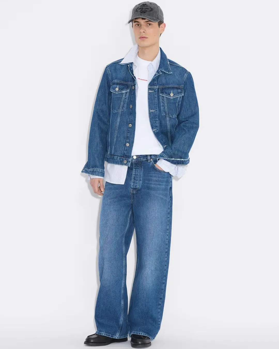Classic dark blue baggy fit denim jeans designed for relaxed comfort and timeless street style. Durable denim and versatile design make them ideal for everyday casual outfits.