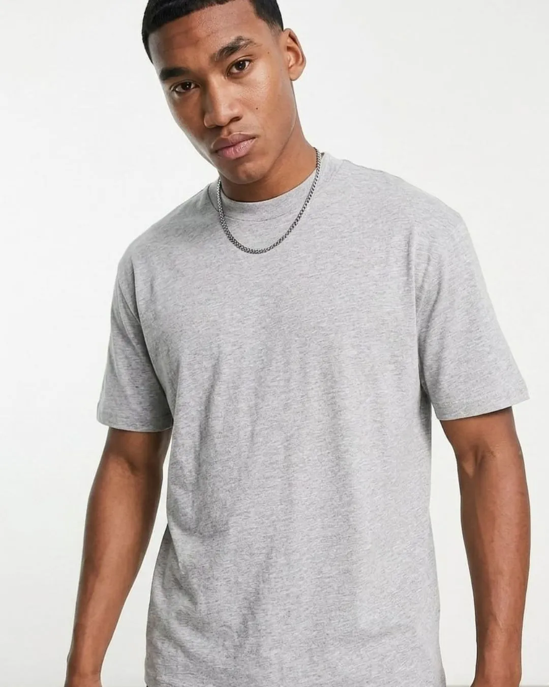 Simple Hyder Gray Pull and Bear mens tee designed for everyday comfort and clean street style. Soft cotton feel relaxed fit and classic crew neck create an easy modern look for daily wear.