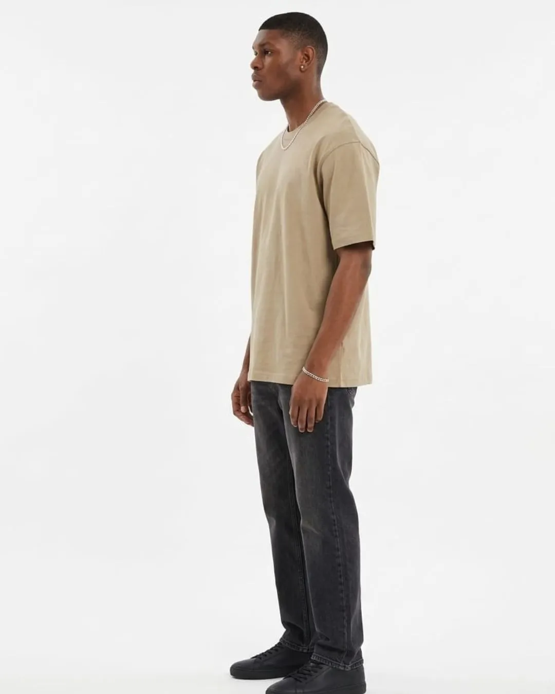 Pull and Bear mens khaki brown tee with relaxed fit and soft cotton feel. Clean minimal design for effortless street style and everyday comfort.