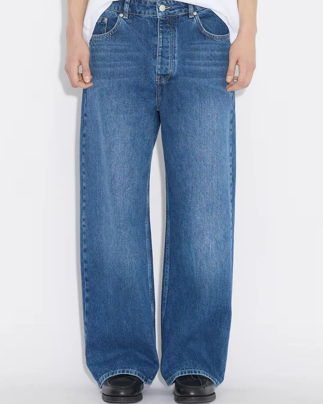Classic dark blue baggy fit denim jeans designed for relaxed comfort and timeless street style. Durable denim and versatile design make them ideal for everyday casual outfits.