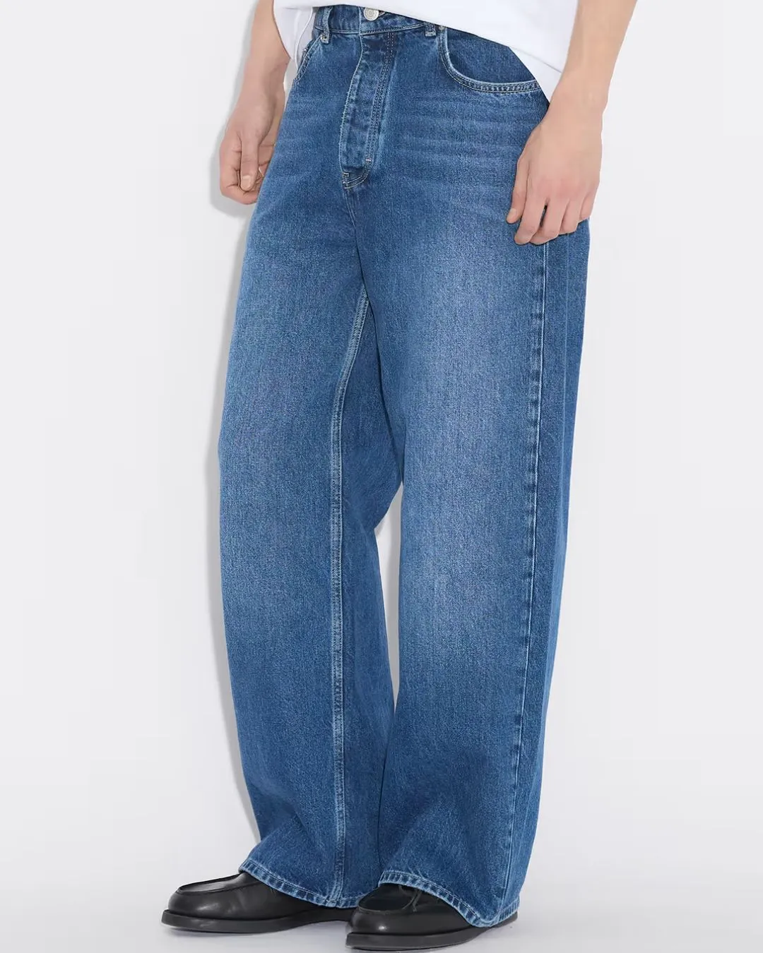 Classic dark blue baggy fit denim jeans designed for relaxed comfort and timeless street style. Durable denim and versatile design make them ideal for everyday casual outfits.