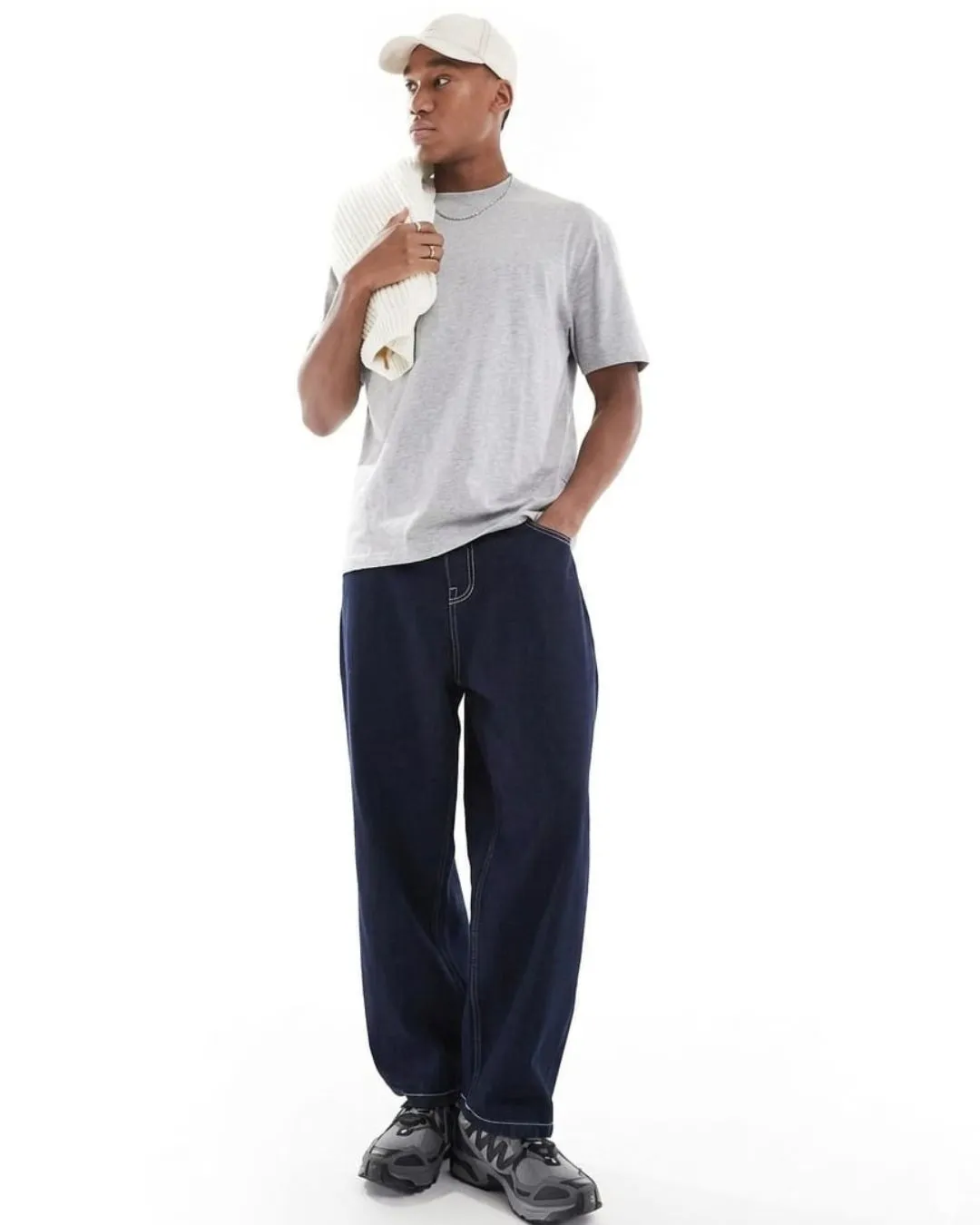 Simple Hyder Gray Pull and Bear mens tee designed for everyday comfort and clean street style. Soft cotton feel relaxed fit and classic crew neck create an easy modern look for daily wear.