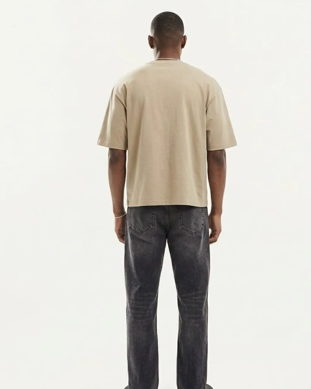 Pull and Bear mens khaki brown tee with relaxed fit and soft cotton feel. Clean minimal design for effortless street style and everyday comfort.