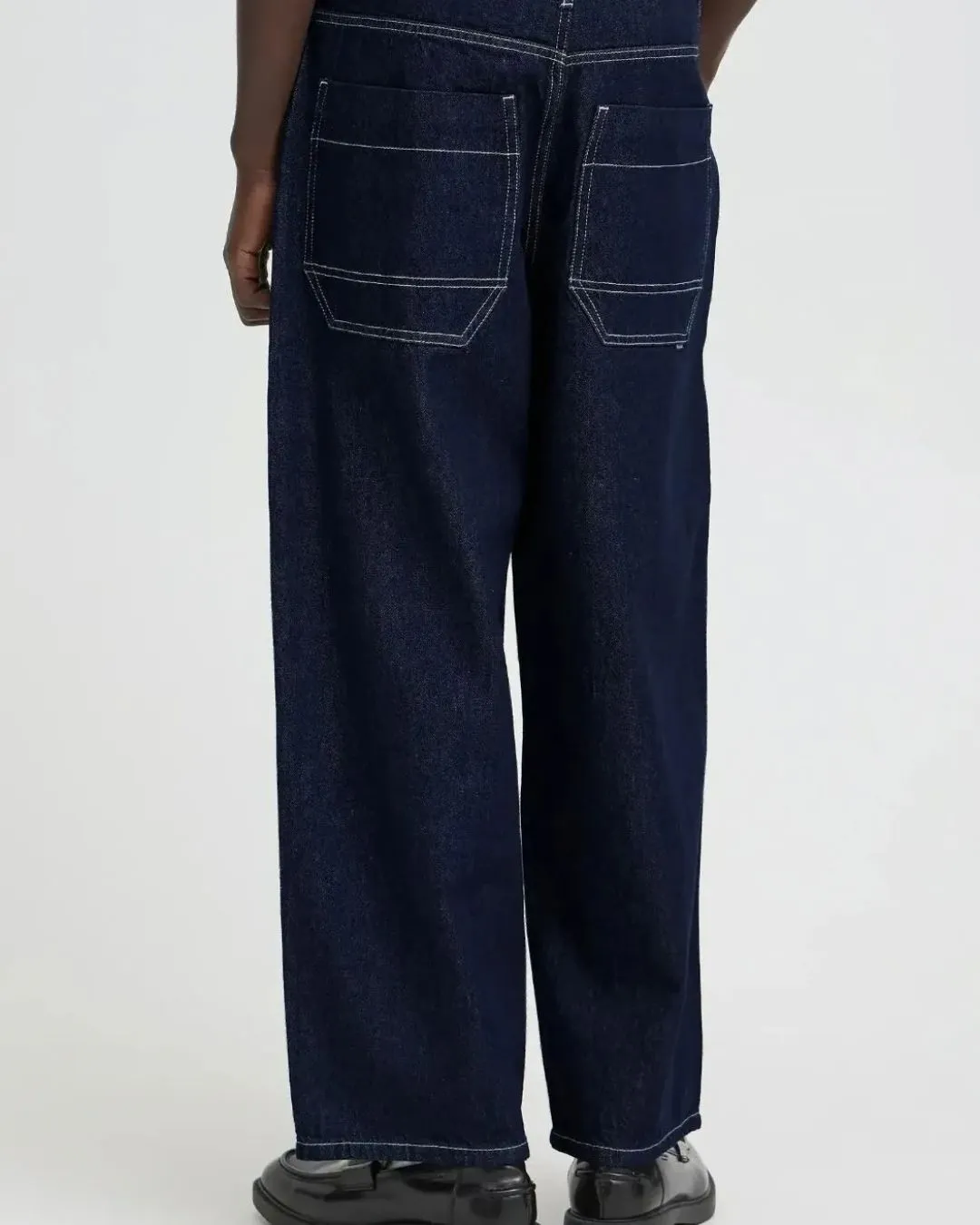 Belend Unisex Dark Indigo Baggy Relaxed Fit Jeans deliver effortless street style with a clean structured silhouette and bold contrast stitching. Designed for comfort movement and confident everyday wear