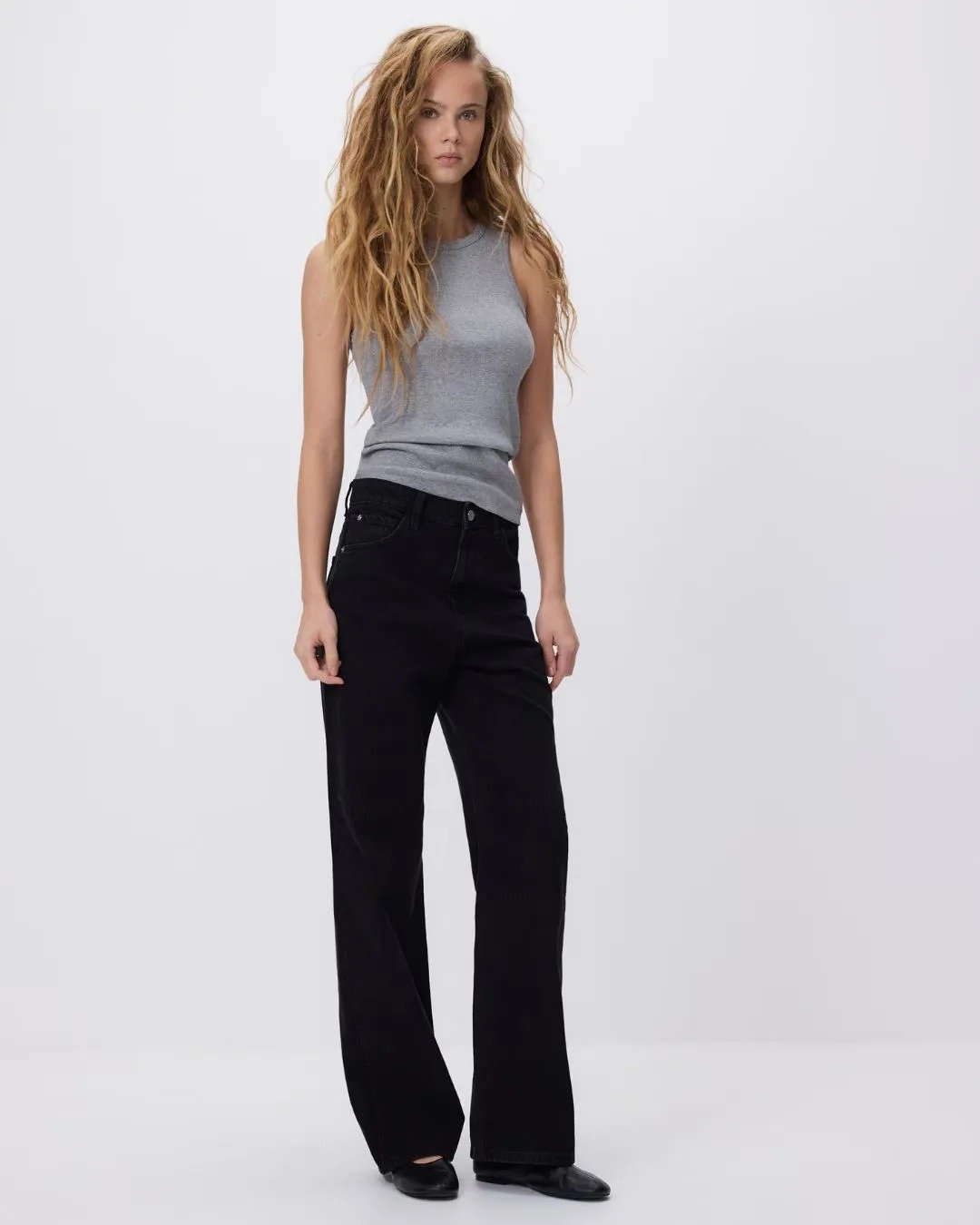 Womens Berral high waisted baggy fit jeans in classic black offer relaxed comfort and modern style. A versatile wardrobe essential designed for effortless everyday wear.